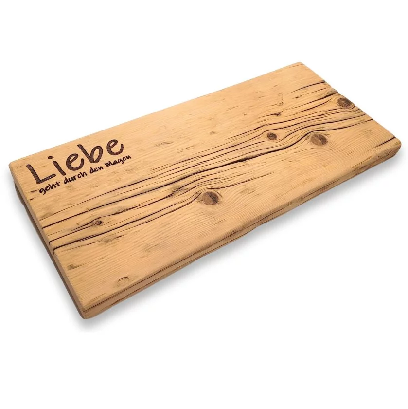 Servierbrett aus Massivholz / Altholz in Farbe natural mit Gravur "Liebe geht durch den Magen" Servierbrett aus Massivholz / Altholz in Farbe natural mit Gravur "Liebe geht durch den Magen"